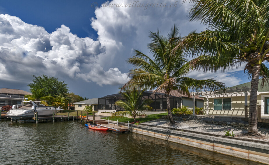 Villa Egretta Beltramonto von der Kanal gegenüberliegenden Seite